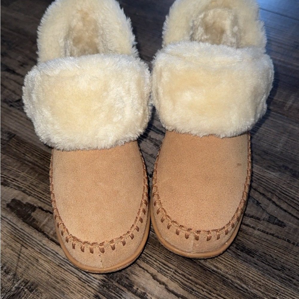 Minnetonka Tan Moccasins with Cream Fur Lining